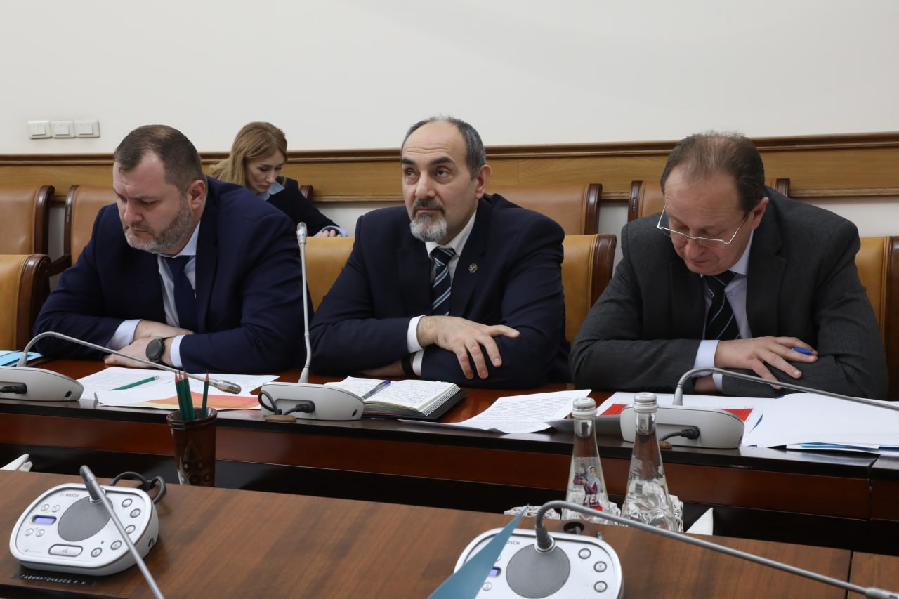 Вопросы оснащения и лицензирования медкабинетов в образовательных учреждениях обсудили в Правительстве Дагестана